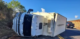 Motorista de caminhão com placas de Seara fica ferido em acidente na SC-390