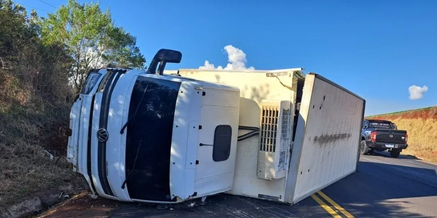 Motorista de caminhão com placas de Seara fica ferido em acidente na SC-390