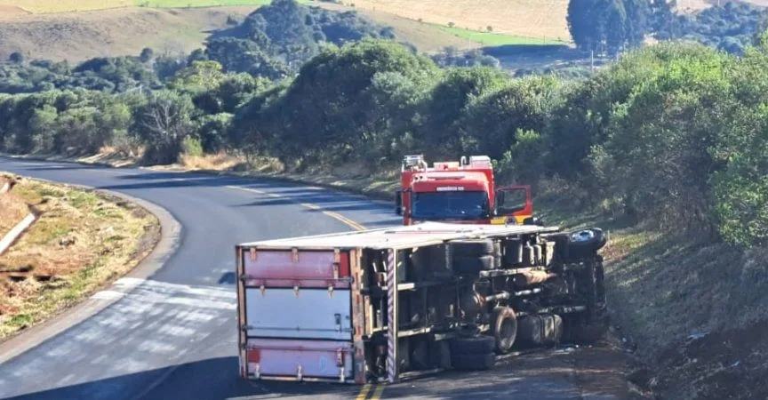 Motorista de caminhão com placas de Seara fica ferido em acidente na SC-390