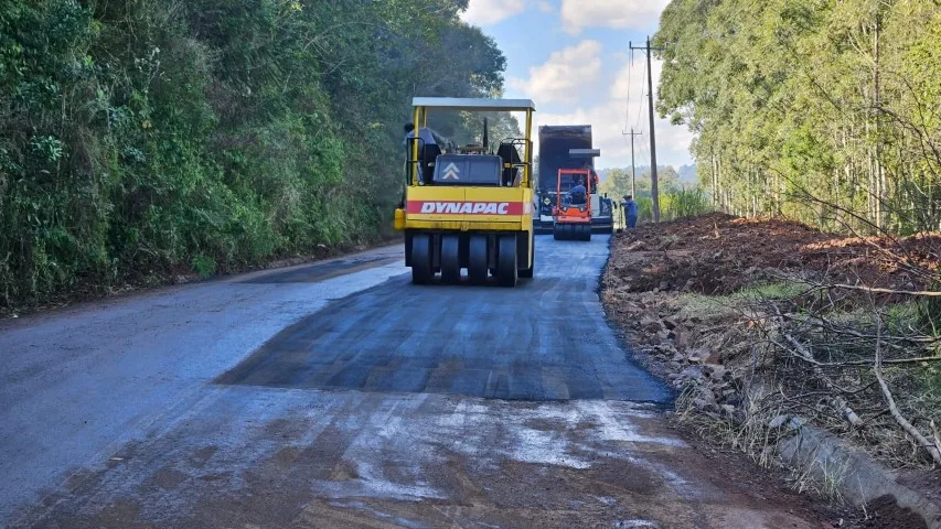 Avançam as obras de recuperação do asfalto do acesso à Nova Teutônia