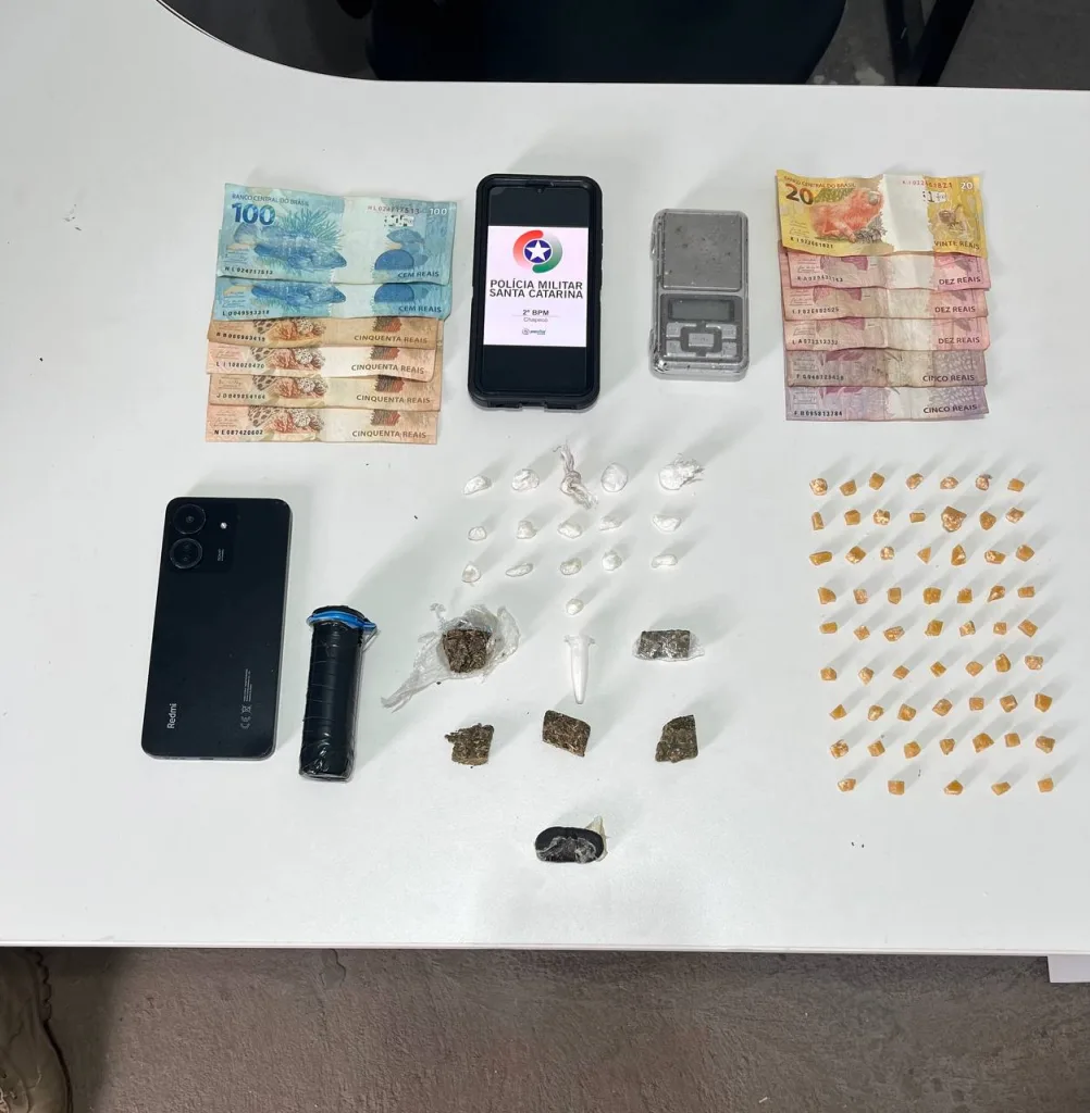PM apreende drogas e prende homem por direção perigosa em Chapecó