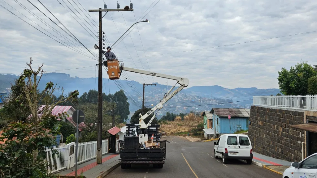 Mais ruas são contempladas com luminárias em LED