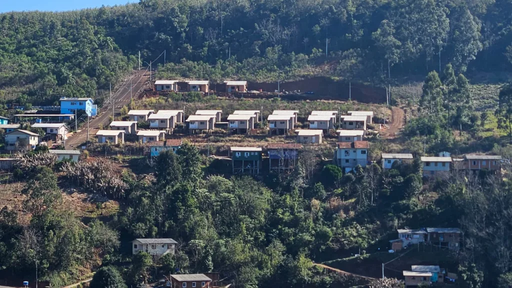Segue a construção das casas no loteamento Morada dos Sonhos