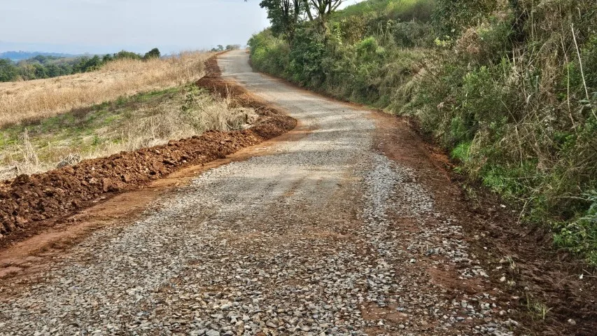 Estrada entre Caraíba e linha Vitória recebe melhorias