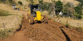 Estrada entre Caraíba e linha Vitória recebe melhorias
