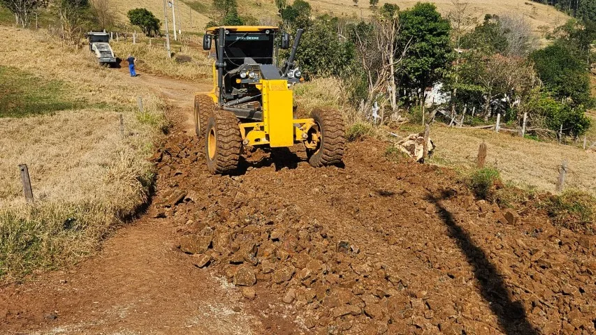Estrada entre Caraíba e linha Vitória recebe melhorias