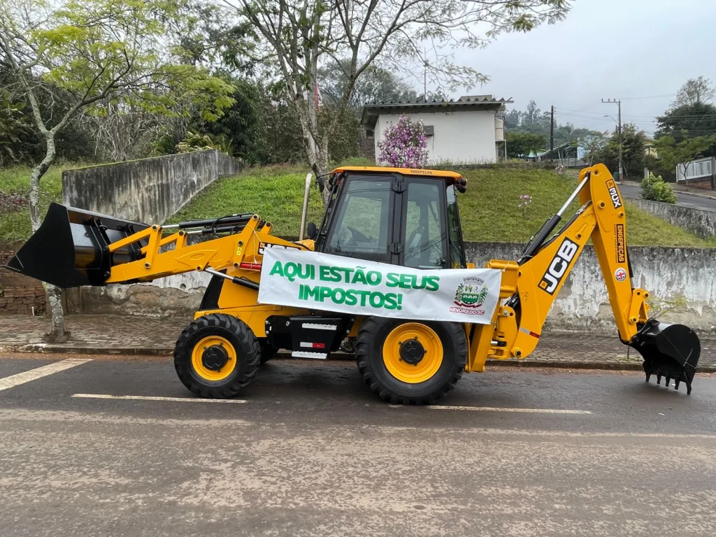 Prefeitura de Arvoredo adquire nova retroescavadeira
