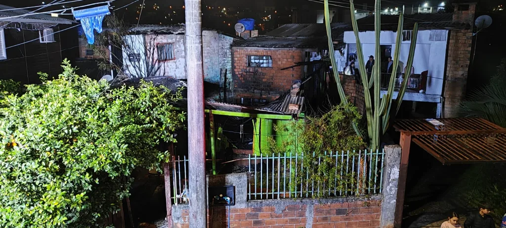 Incêndio destrói residência em Chapecó