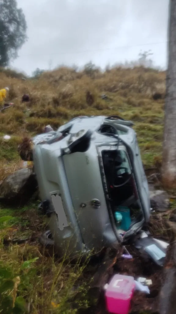 Veículo com quatro ocupantes capota várias vezes ao sair da pista em Quilombo