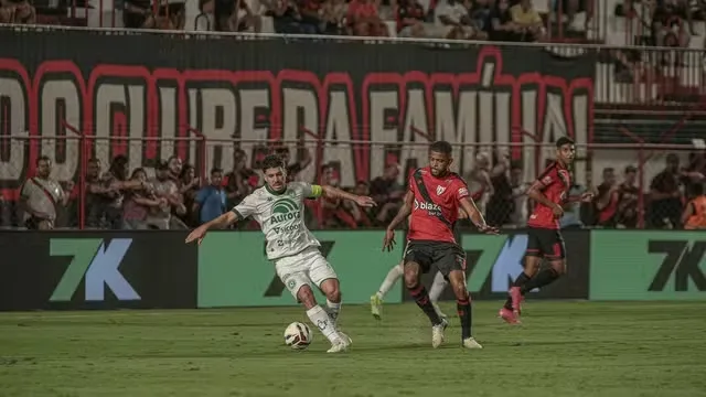 Atlético-GO e Chapecoense empatam sem gols no Antônio Accioly (Foto Bruno Corsino / ACG)