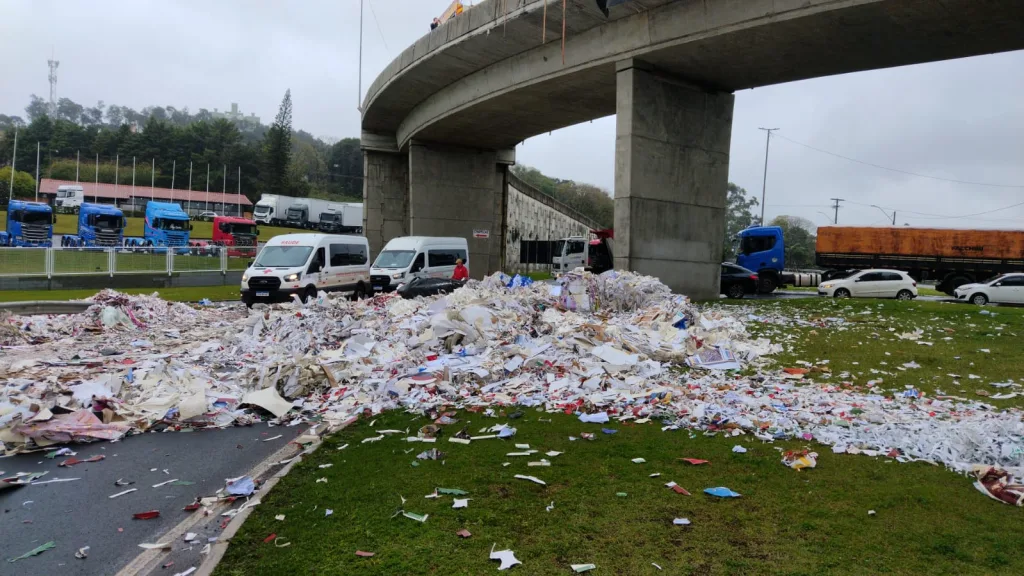 Carreta tomba no elevado das BR's 282 e 480 em Chapecó
