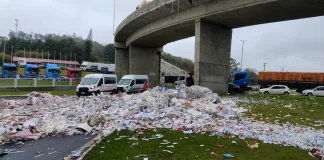 Carreta tomba no elevado das BR's 282 e 480 em Chapecó