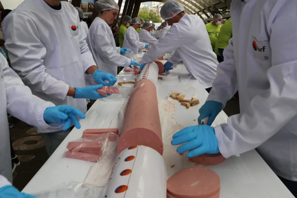 Concórdia comemora 91 anos com tradicional corte do bolo e da mortadela