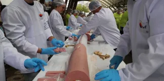 Concórdia comemora 91 anos com tradicional corte do bolo e da mortadela