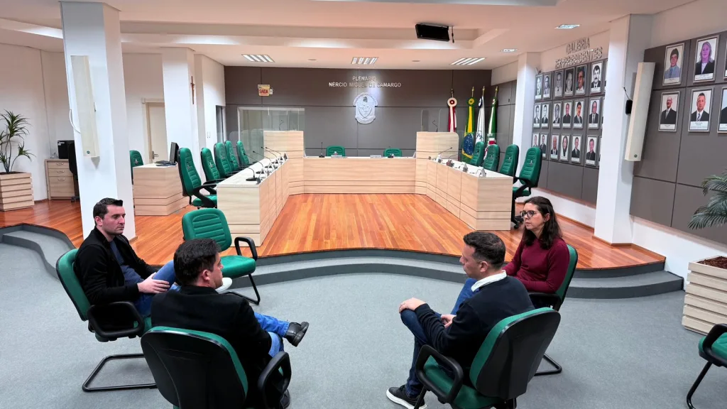 Em roteiro pela região, presidente da Acamosc visita câmaras associadas