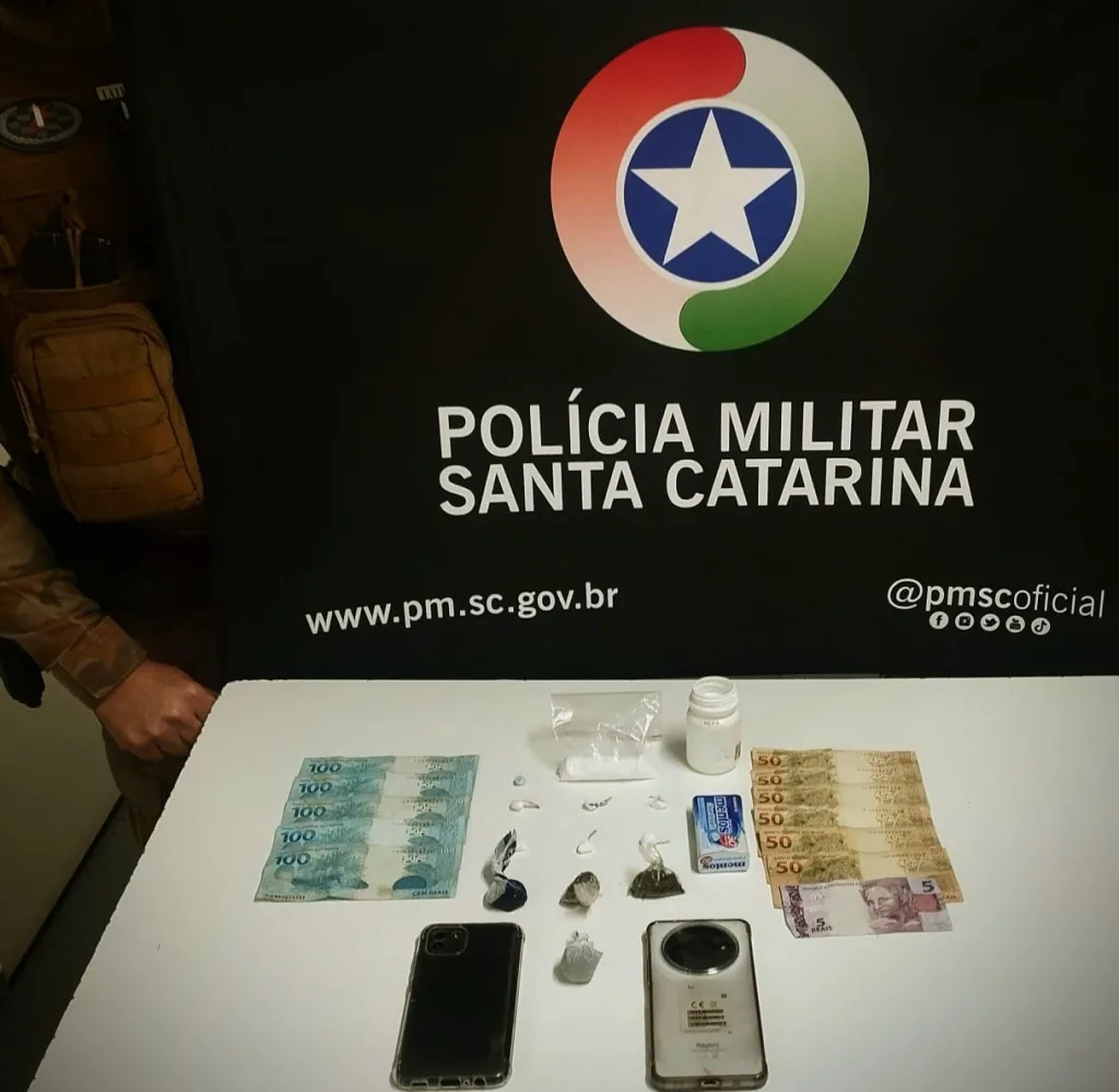 PM prende dois por tráfico e cumpre mandado de prisão em Xanxerê