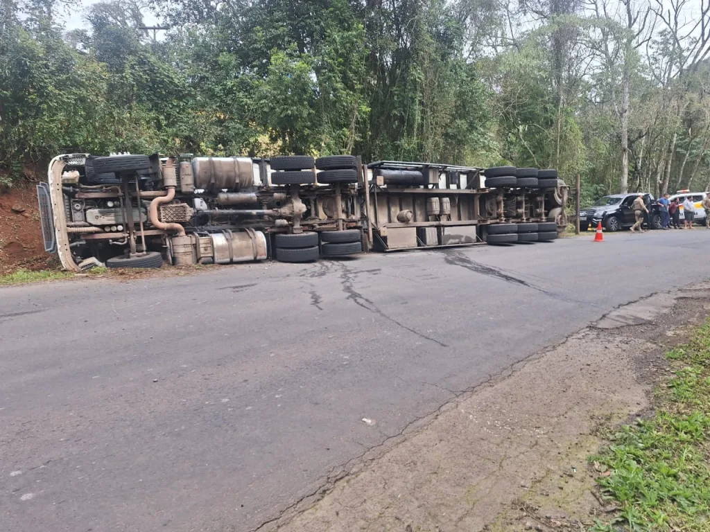 Carreta tomba na SC-283 em Seara