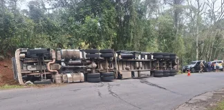 Carreta tomba na SC-283 em Seara