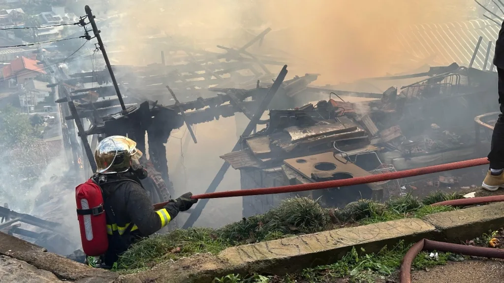 Incêndio destrói casa de madeira no bairro Floresta em Concórdia