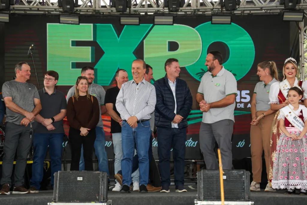Em visita a Expo Peritiba, governador assina repasse de recursos para a construção de Centro Multiuso para o município