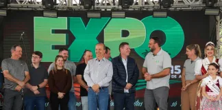 Em visita a Expo Peritiba, governador assina repasse de recursos para a construção de Centro Multiuso para o município