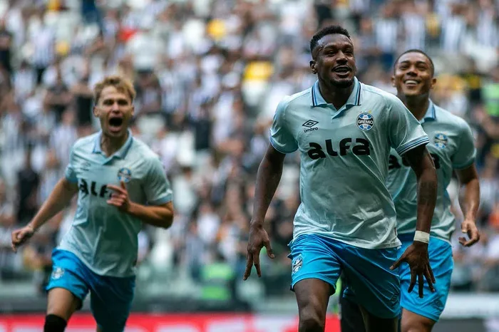 Grêmio vence o Atlético-MG de virada e alivia pressão sobre Mano Menezes