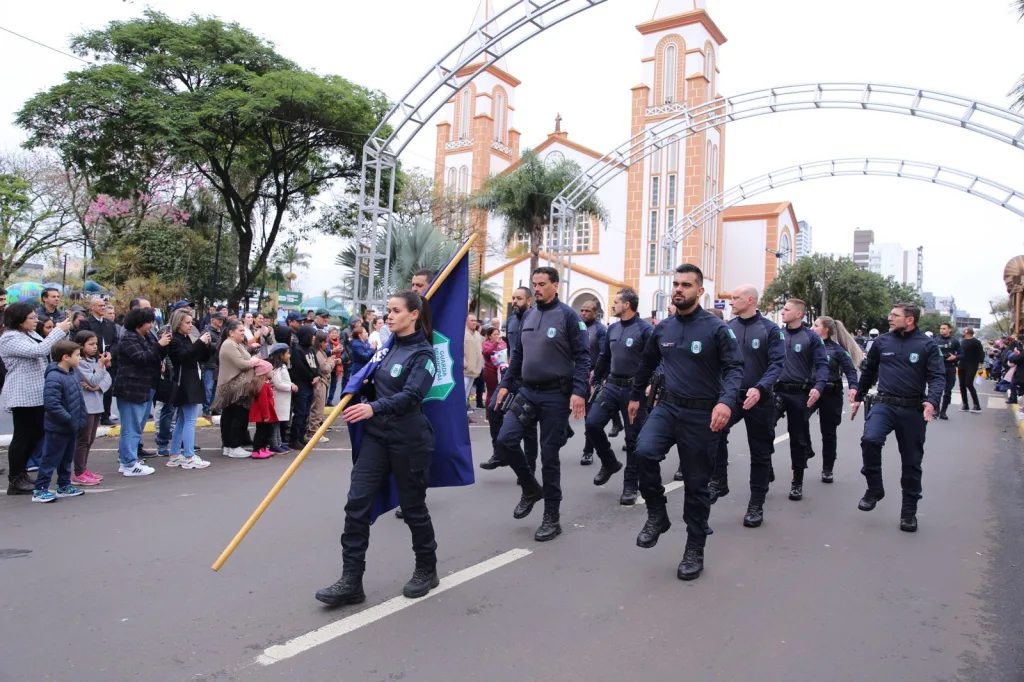 Desfile homenageia os 108 anos de Chapecó