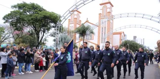 Desfile homenageia os 108 anos de Chapecó