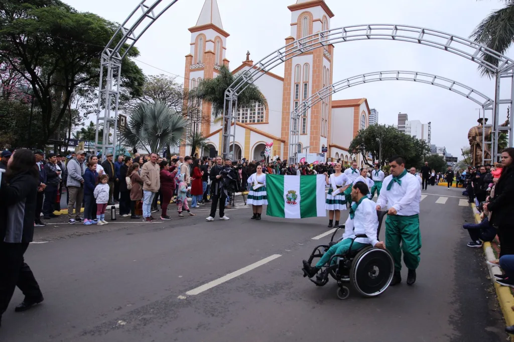 Desfile homenageia os 108 anos de Chapecó