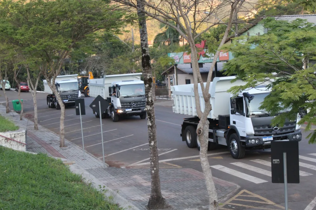 Entrega oficial de máquinas e veículos é realizada em Arvoredo