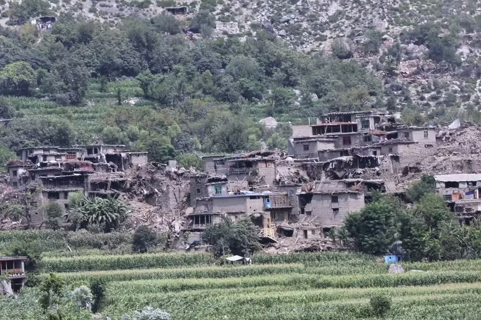 Vilarejo na província de Kunar, no Afeganistão, parcialmente destruído após ser atingido por terremoto de magnitude 6,0 em 1º de setembro de 2025. — Foto: Wahidullah Kakar/ AP