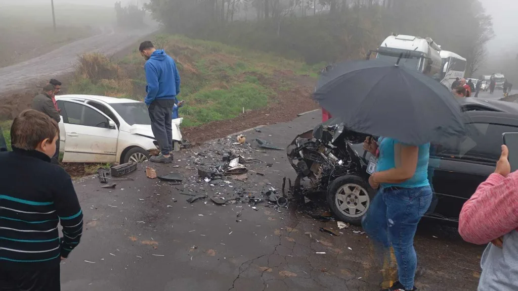 Colisão entre dois veículos interdita totalmente a SC-283 em Arvoredo