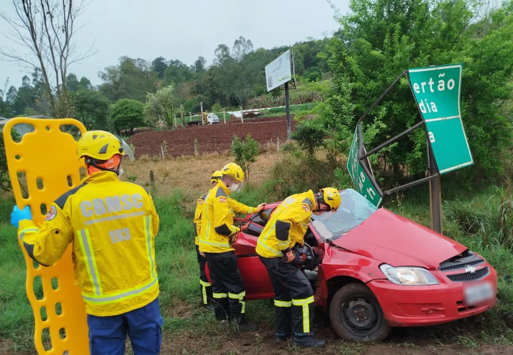 Acidente na BR-282 deixa duas vítimas fatais
