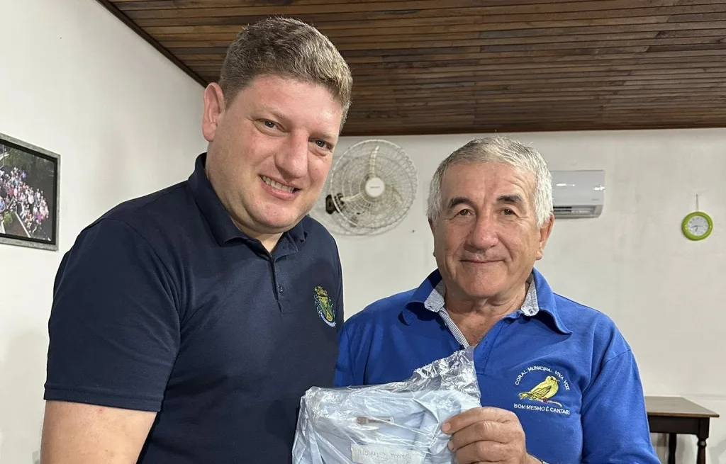 Coral Viva Voz de Xavantina recebe novos uniformes