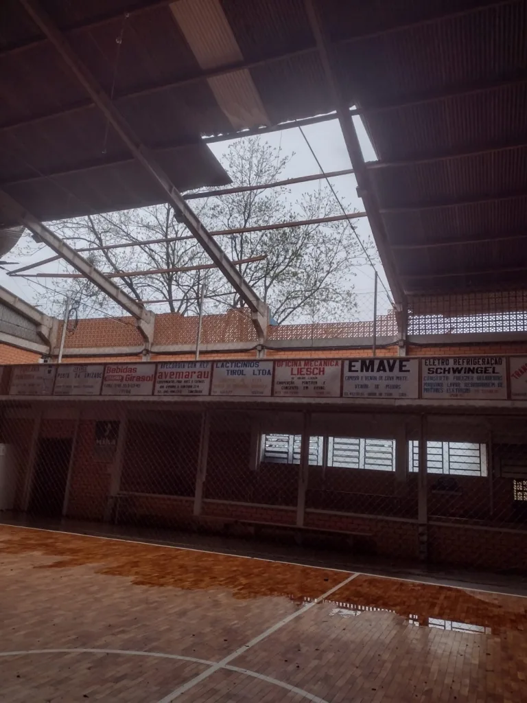 Temporal causa danos em Ipira e deixa 700 unidades sem energia