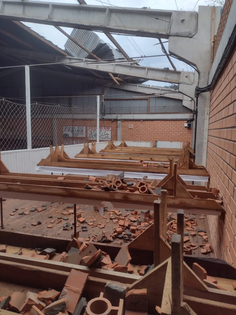 Temporal causa danos em Ipira e deixa 700 unidades sem energia