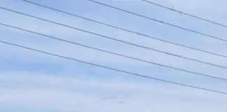 Motorista fica ferido ao colidir contra poste em Chapecó