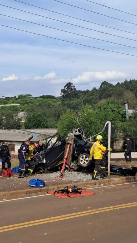 Motorista fica ferido ao colidir contra poste em Chapecó