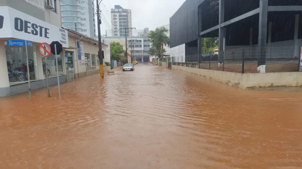 Granizo e chuva intensa causam transtornos em Xanxerê e região