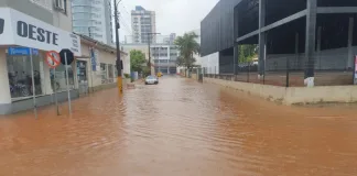 Granizo e chuva intensa causam transtornos em Xanxerê e região