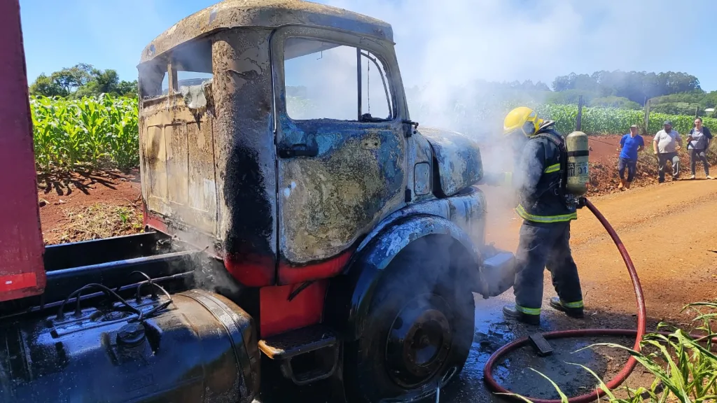 Incêndio atinge caminhão no interior de Pinhalzinho