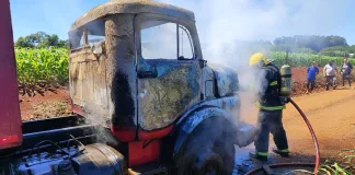 Incêndio atinge caminhão no interior de Pinhalzinho