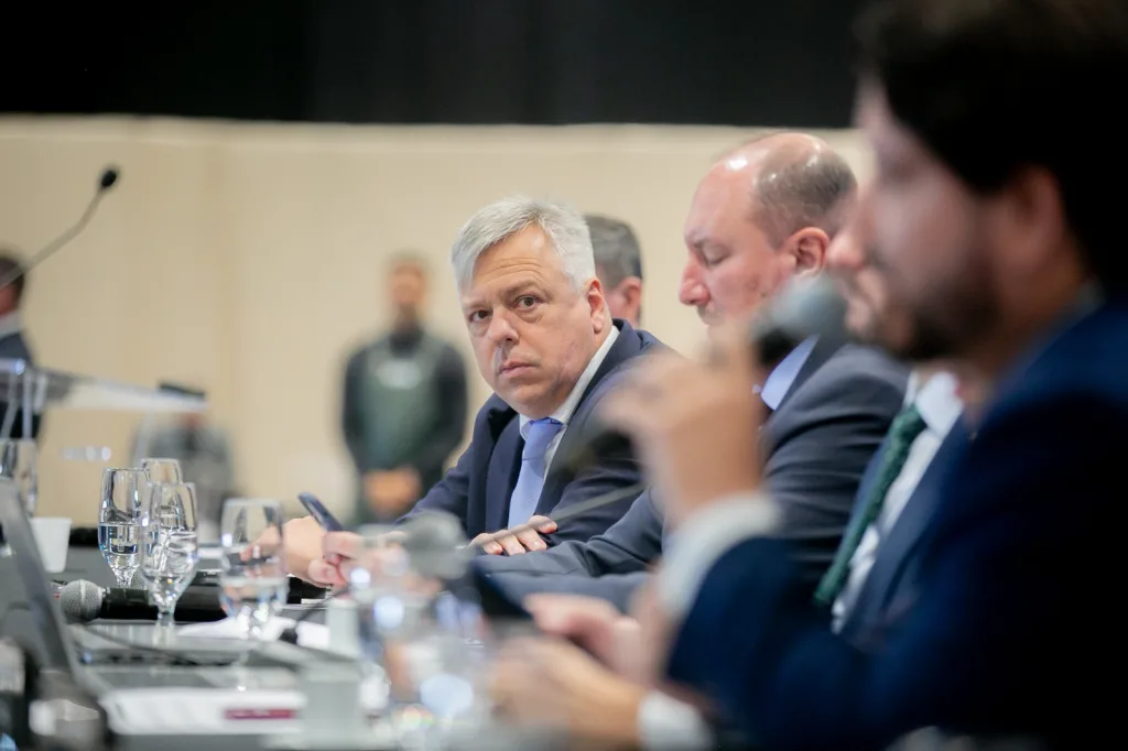 Deputados arquivam proposta de mudança do hino de Santa Catarina