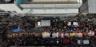 Imagem de drone mostra corpos levados a praça no Complexo da Penha, na Zona Norte do Rio de Janeiro, no dia 29 de outubro de 2025 — Foto: Ricardo Moraes/Reuters