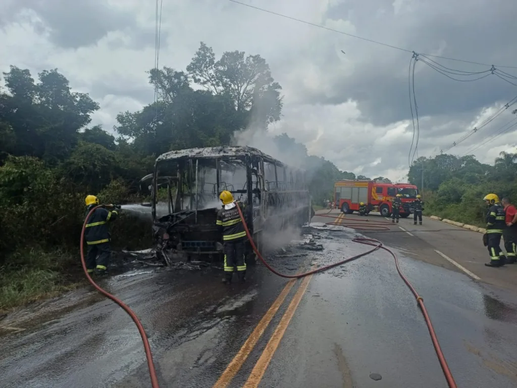 Incêndio destrói ônibus e danifica rede elétrica em Lacerdópolis