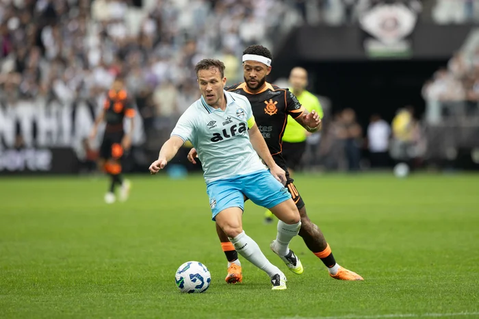 Grêmio sofre com falhas individuais e perde para o Corinthians em Itaquera