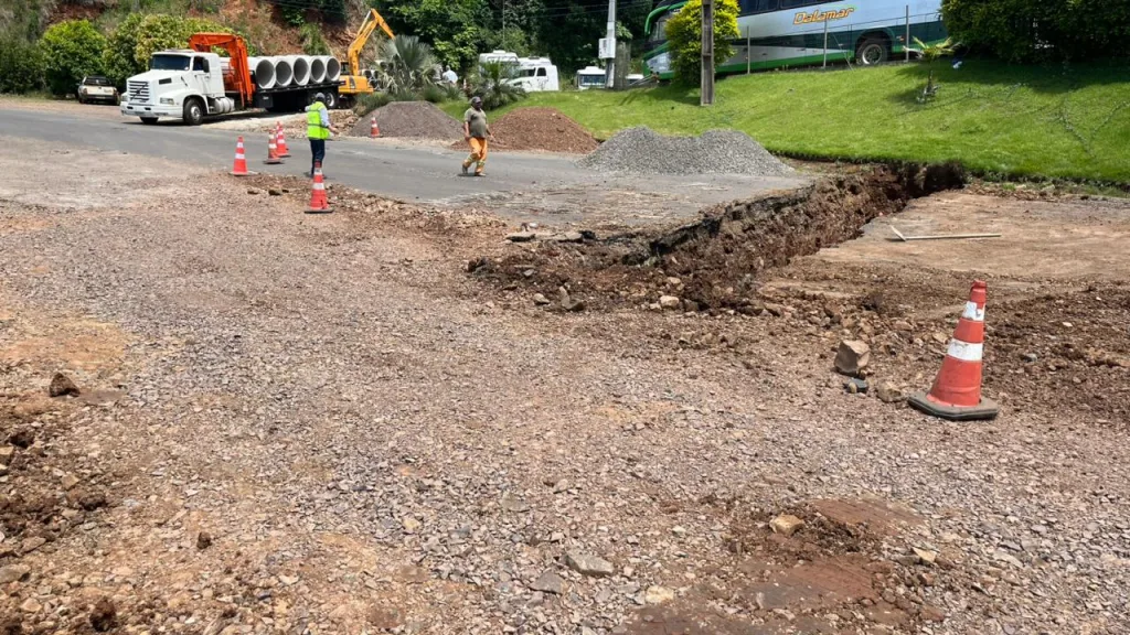 Iniciadas as obras na sarjeta e tubulação em curva da SC-283, saída para Concórdia