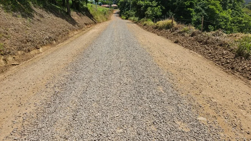 Estrada entre Rui Barbosa e Celso Ramos recebe melhorias