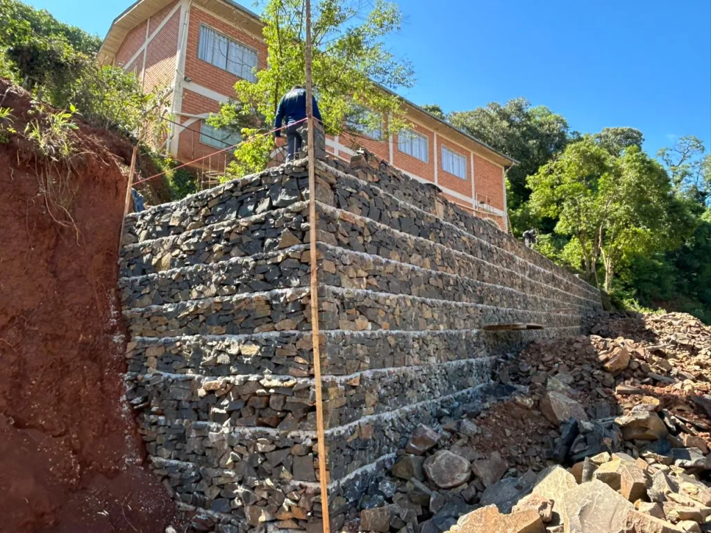 Segue a construção do muro de contenção do Centro do Idoso