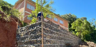Segue a construção do muro de contenção do Centro do Idoso